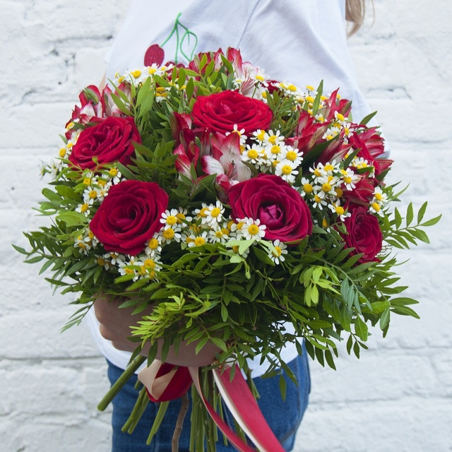 Букет из Роз, Ромашек и Альстромерий «Малика»