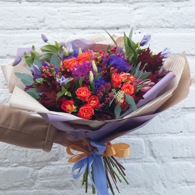 Букет из Альстромерий, Лизиантуса и Кустовых Роз «Яркими красками»