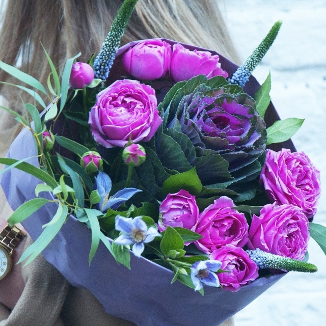 Букет из Роз, Брассики и Вероники «Очарование дня»