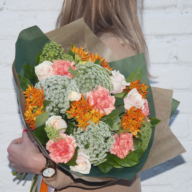 Букет из Роз, Гвоздик и Асклепиаса «Луговой»