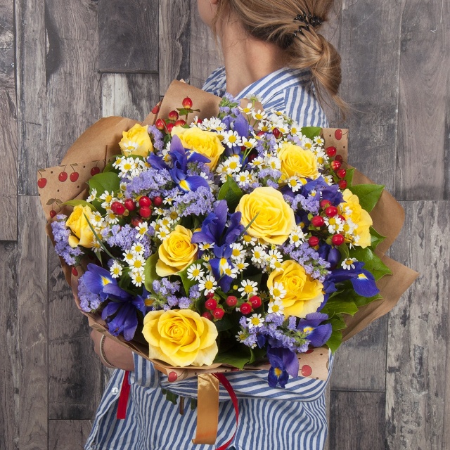 Букет из Роз, Ирисов и Ромашек «Ассорти»