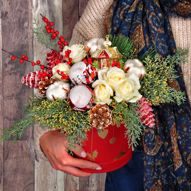 Композиция новогодняя из Нобилиса и Роз в шляпной коробке «Новогоднее чудо»