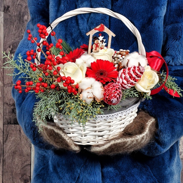 Новогодняя композиция из Гермини, Роз и Нобилиса в корзине «Зимушка»
