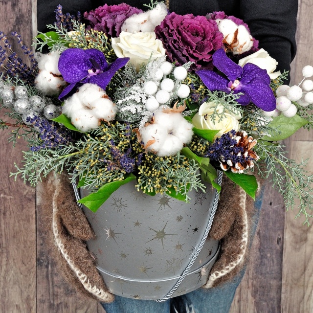 Новогодняя композиция из Орхидей, Роз и Брассики в шляпной коробке «Северное сияние»