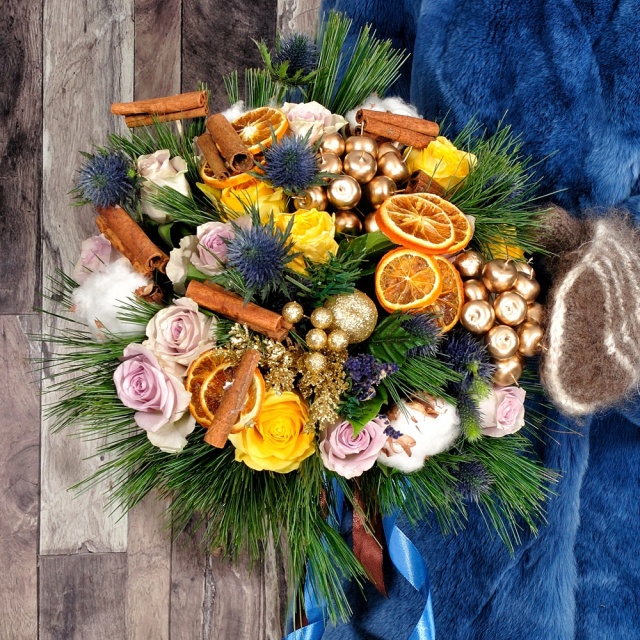 Новогодний букет из Роз, Нобилиса и Эрингиума «Цитрус и корица»