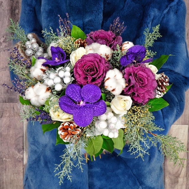 Новогодний букет из Орхидей, Брассики и Роз «Прованс»