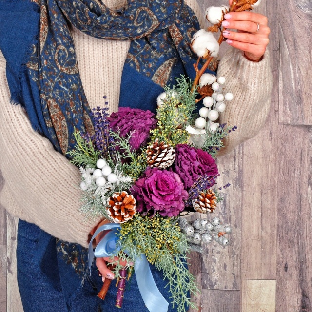 Новогодний букет из Ели, Брассики и Хлопка «Герда»