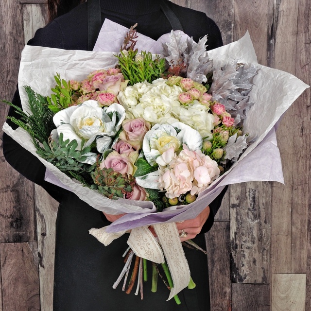 Новогодний букет из Роз, Брассики, Гортензии и Ели «Зимняя легенда»