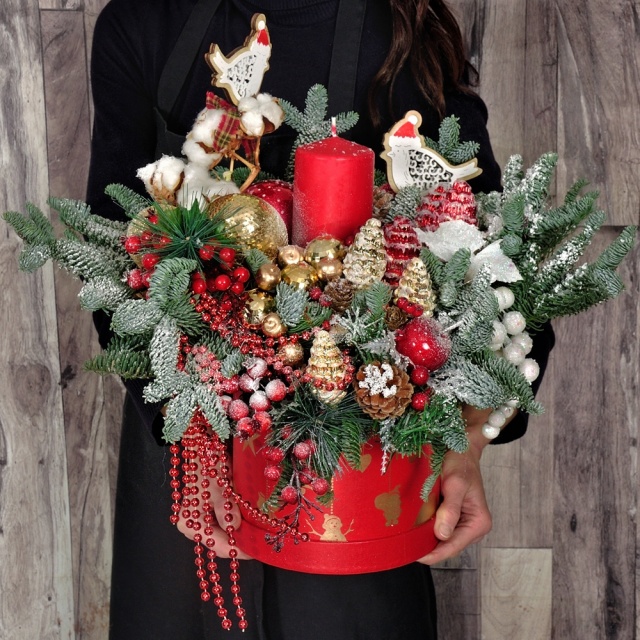 Новогодняя композиция со свечой из Нобилиса и Хлопка в шляпной коробке «Пора чудес»