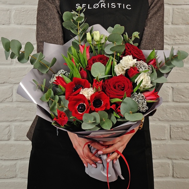 Букет из Тюльпанов, Роз, Анемонов и Гвоздик «Грациозный»
