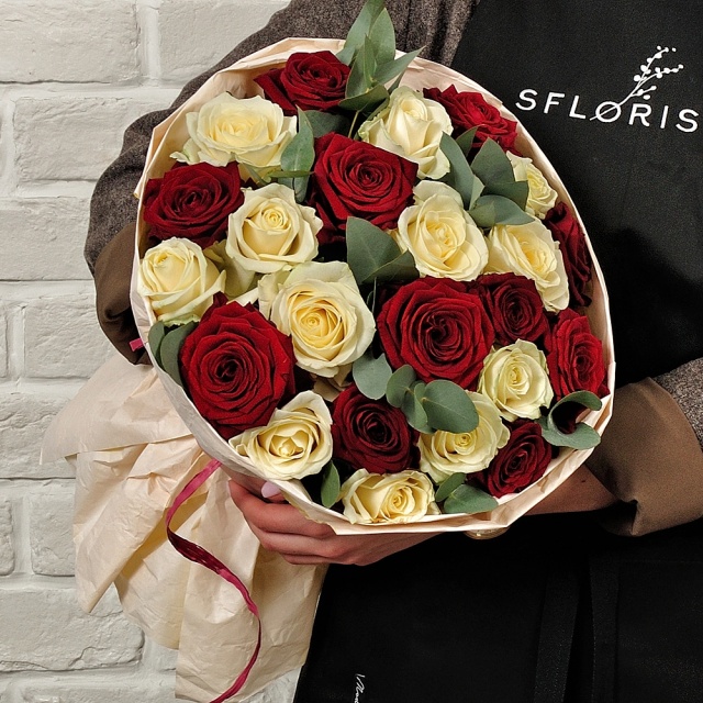 Букет из красных и белых роз 60 см «Идеал»