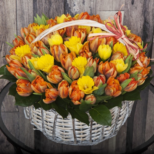 Композиция из Тюльпанов и Нарциссов в корзине «Охапка эмоций»