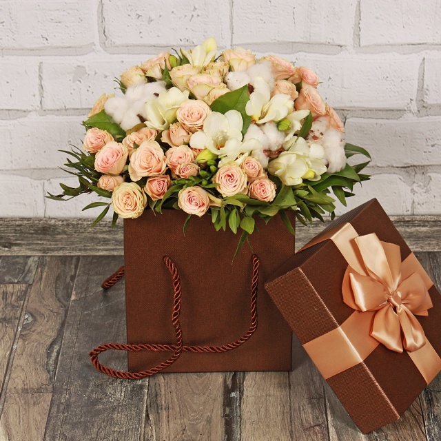 Композиция из Фрезий, Роз и Хлопка в коробке «Кофе с молоком» (корп) Композиция из Фрезий, Роз и Хлопка в коробке «Кофе с молоком» (корп)