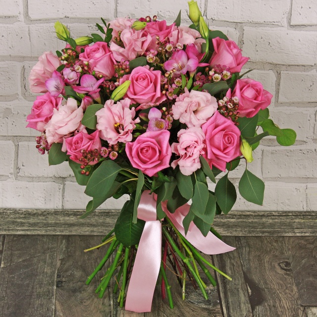 Букет из Роз, Фрезий и Эустомы «Улыбка марта» (корп)