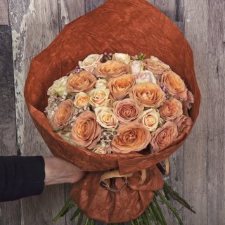 Букет из Роз и Ваксфлауэра 