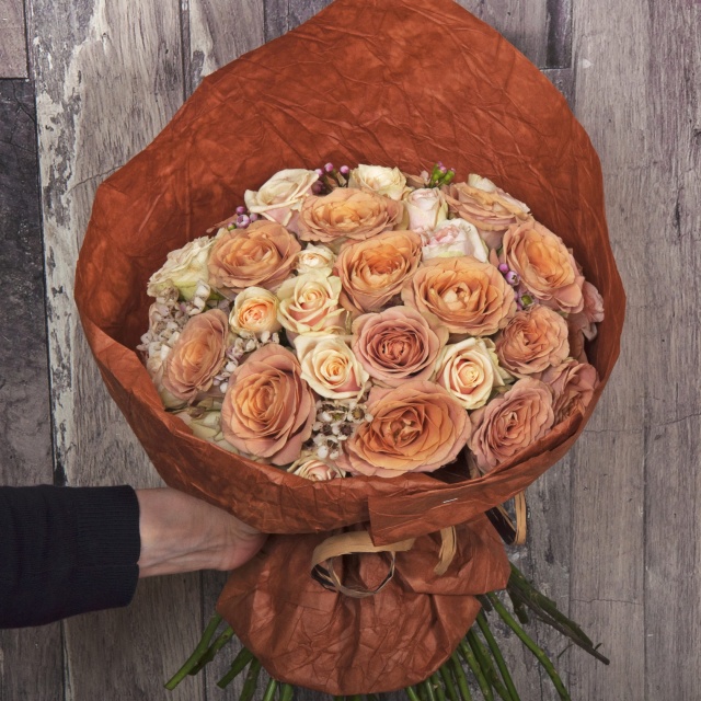 Букет из Роз и Ваксфлауэра «Карамель в шоколаде» Букет из Роз и Ваксфлауэра «Карамель в шоколаде»