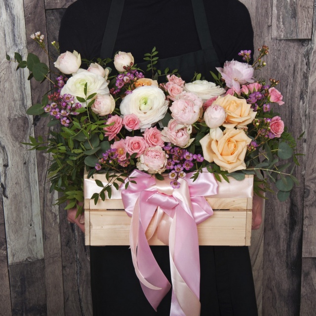 Композиция из Роз и Ранункулюсов в ящике «Женское счастье»