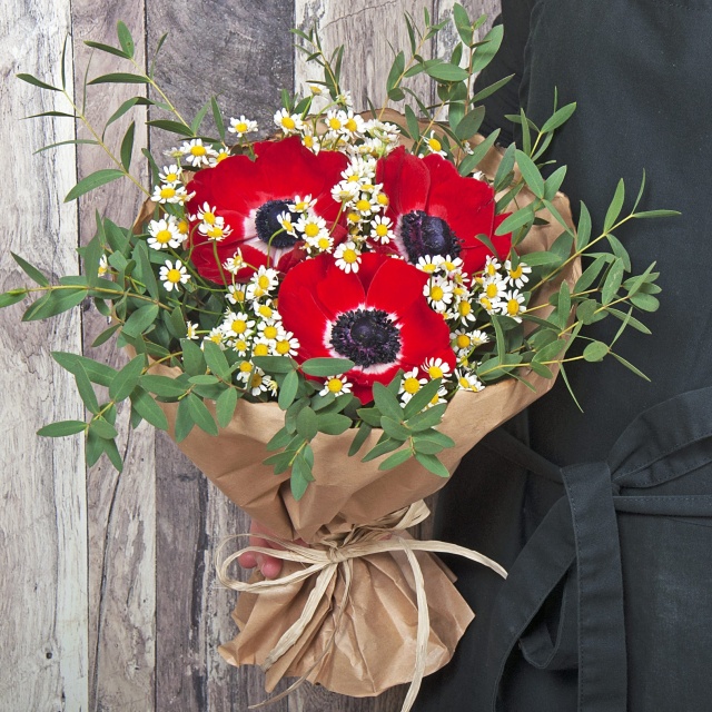 Букет из Анемонов и Ромашки «Фантастический день» Букет из Анемонов и Ромашки «Фантастический день»