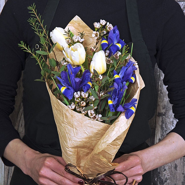 Букет из Ирисов и Тюльпанов «Журчание весны» Букет из Ирисов и Тюльпанов «Журчание весны»