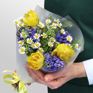 Букет из Нарциссов, Гиацинтов и Матрикарий «Полевая свежесть» (корп)