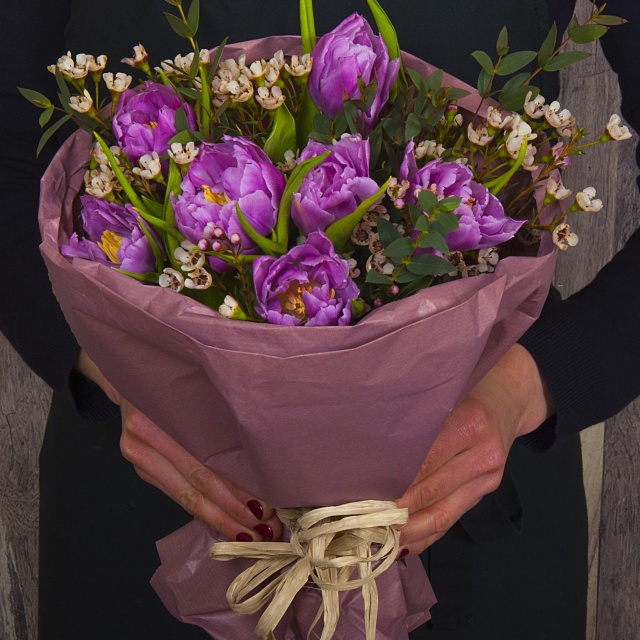 Букет из Тюльпанов и Ваксфлауэра «Встречай весну»