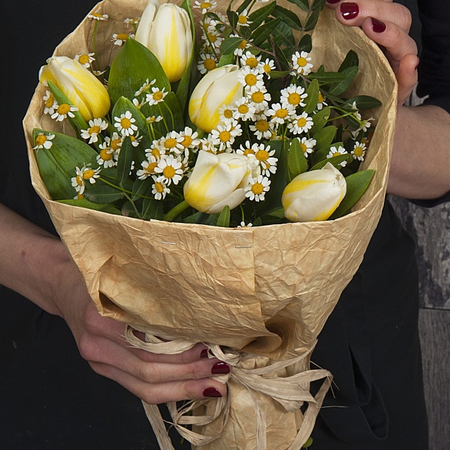 Букет из Тюльпанов и Ромашек «Магия чувств»