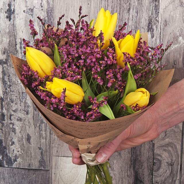 Букет из Тюльпанов и Лимониума «Танец нимф»