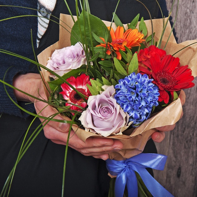 Букет из Гермини, Роз и Гиацинтов «Весенняя радуга»