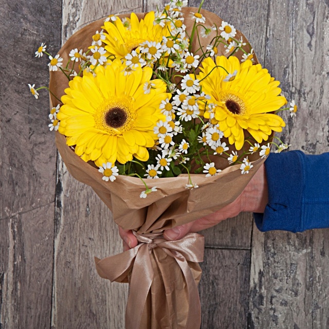 Букет-комплимент из Матрикарии и Гермини «Солнечный день»
