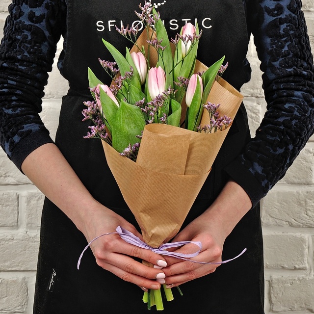 Букет из Тюльпанов и Лимониума «Весенний стандарт»