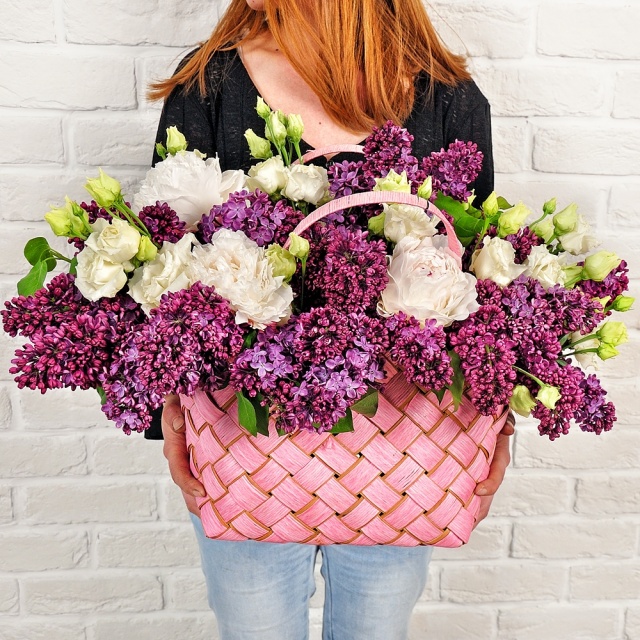 Корзина из Сирени и Пионов «Волшебная корзина»
