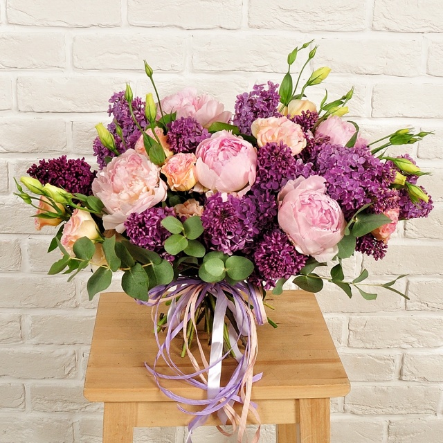 Букет из Сирени, Пионов и Лизиантуса «Весенний рассвет»