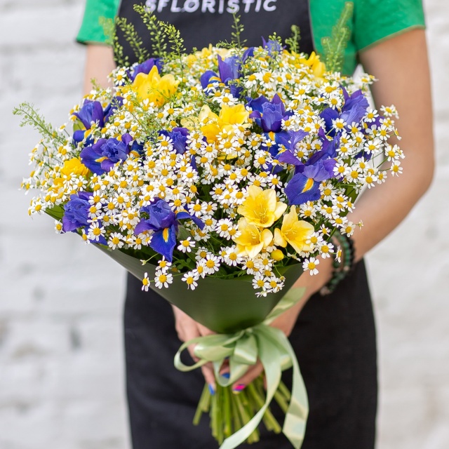 Букет из Ромашек, Фрезий и Ирисов «Дуновение ветерка»