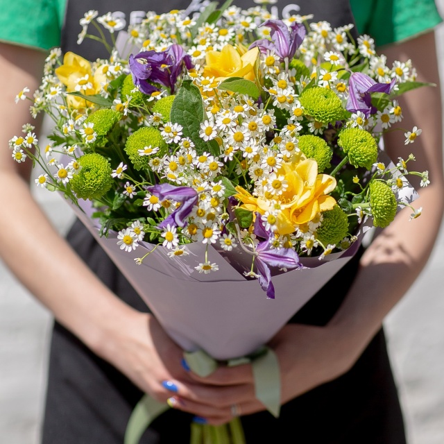 Букет из Ромашек и Фрезий «Праздничное настроение»