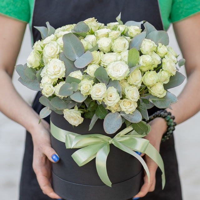 Композиция из Кустовых Роз в шляпной коробке «Поцелуй нежности»