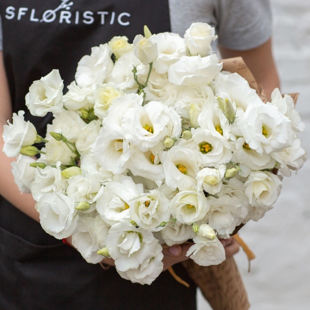 Букет из белых Лизиантусов «Фарфоровое облачко»