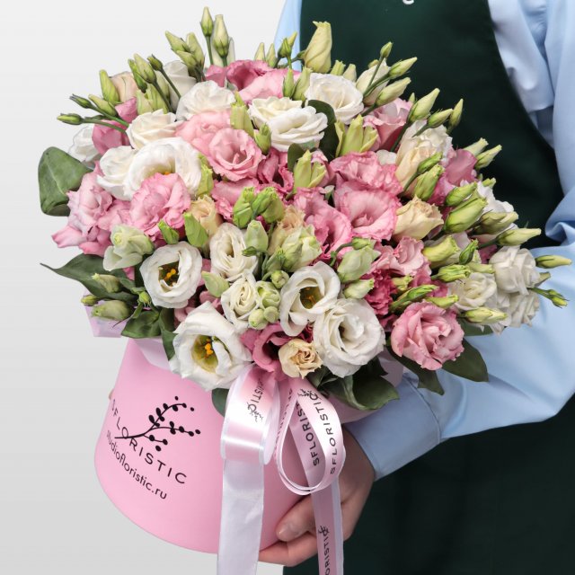 Композиция из Лизиантуса в шляпной коробке «Нежное прикосновение»