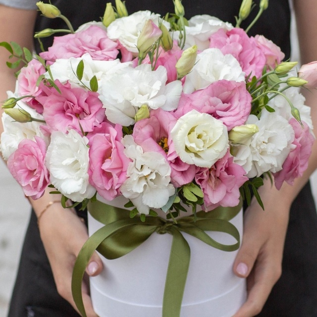 Композиция из Лизиантуса в шляпной коробке «Нежное прикосновение»