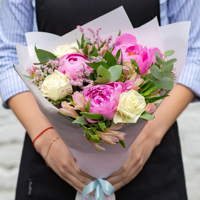 Букет из Роз, Альстромерий и Пионов «Страсть и нежность»
