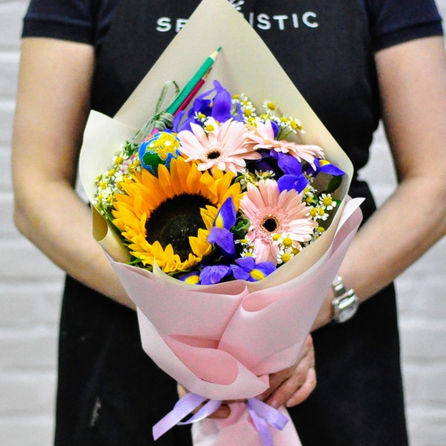 Букет из Подсолнухов и Ирисов «Учеба» Букет из Подсолнухов и Ирисов «Учеба»