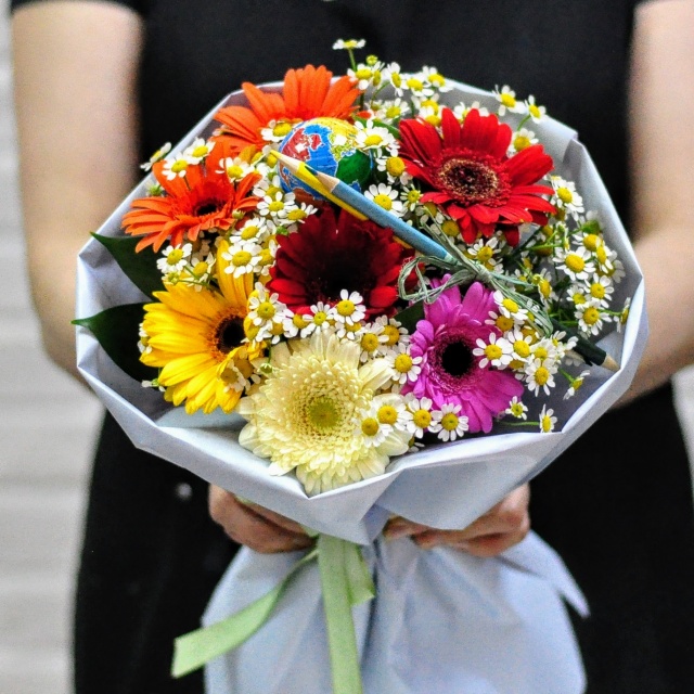 Букет из Гермини и Матрикарии «Пора в школу» Букет из Гермини и Матрикарии «Пора в школу»