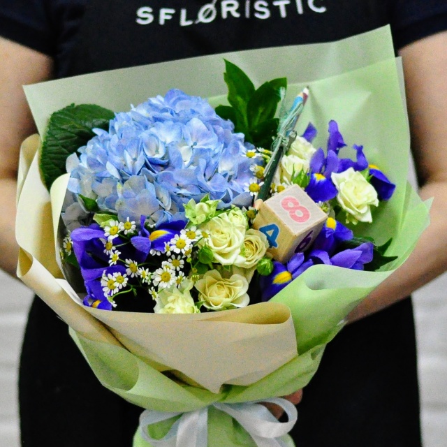 Букет из Гортензии и Матрикарии «Кубик» Букет из Гортензии и Матрикарии «Кубик»