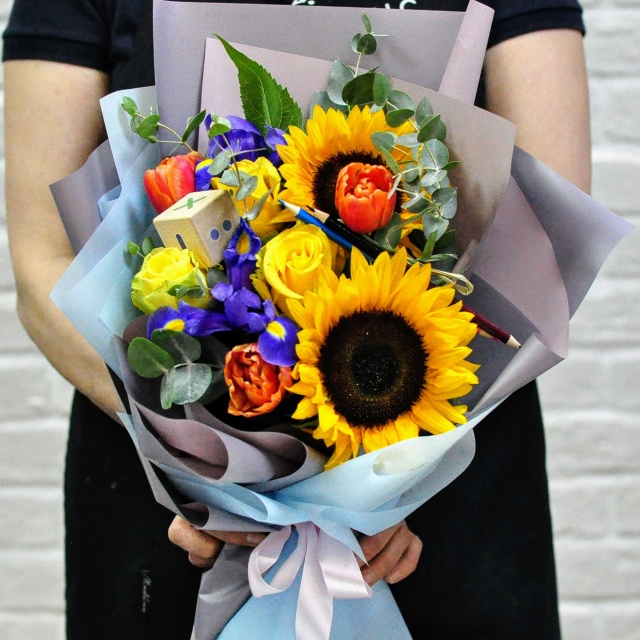 Букет из Подсолнухов, Роз и Тюльпанов «К знаниям» Букет из Подсолнухов, Роз и Тюльпанов «К знаниям»