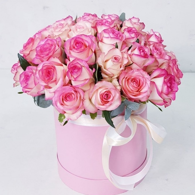 Композиция из Роз в шляпной коробке «Джумилия»