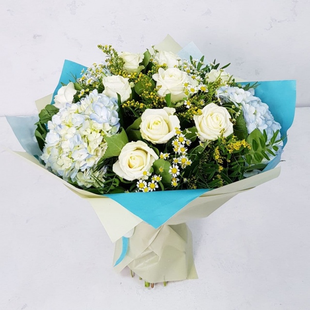 Букет из Гортензий, Ромашек и Роз «Свежее утро»
