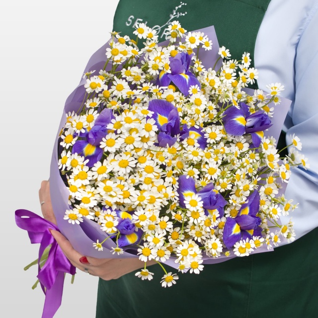 Букет из Ромашек и Ирисов «Русское поле»