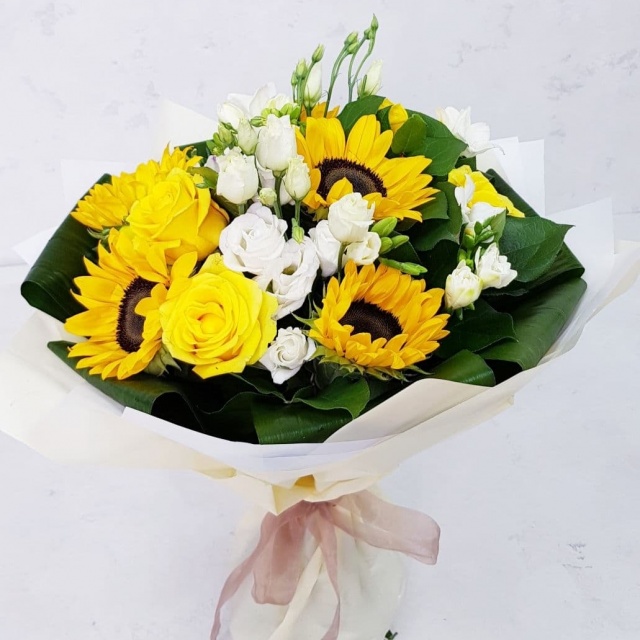 Букет из Подсолнухов и Роз «Солнечный зайчик»