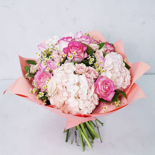Букет из Роз, Гортензий и Ромашек «Розовый сад»