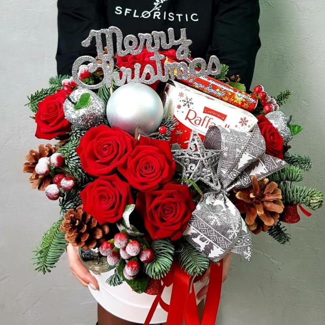 Новогодняя композиция из Нобилиса, Роз и Шишек «Рафаэлло»