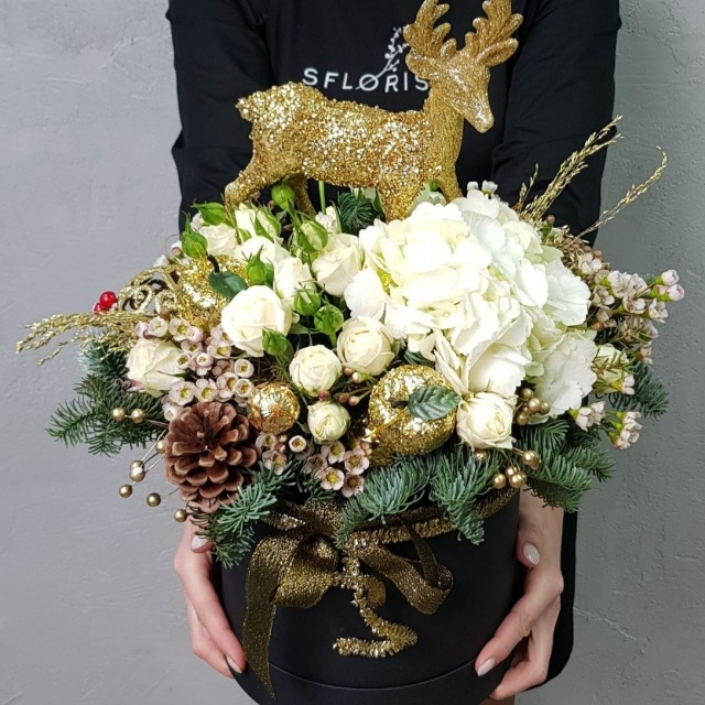 Новогодняя композиция из Нобилиса, Гортензии и Роз «Золотое сияние»